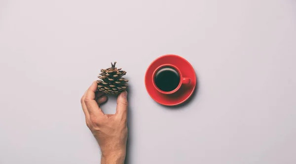 Красная чашка кофе и рукопожатие — стоковое фото