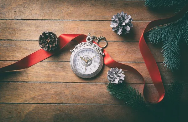 Vieille montre victorienne avec arc et cônes — Photo