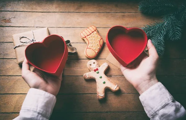 Manos sosteniendo el hombre de jengibre de Navidad — Foto de Stock