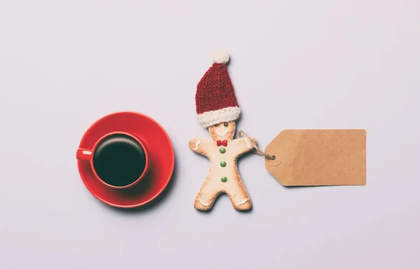 Taza roja de café y pan de jengibre hombre —  Fotos de Stock