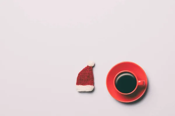 Red cup of coffee and Santa Claus hat — Stock Photo, Image