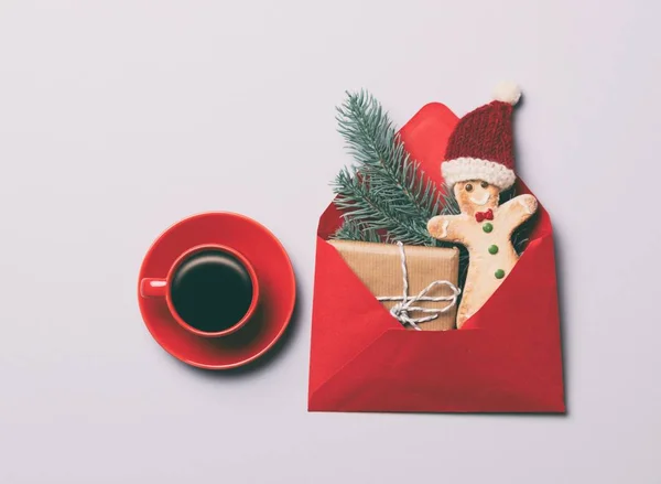Coffee and Gingerbread man cookie with gifts — Stock Photo, Image