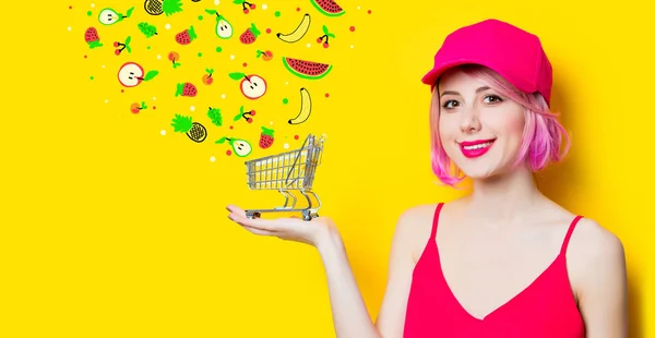 Mujer joven con carrito de compras —  Fotos de Stock