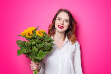 Ayçiçeği ile genç Kızıl saçlı kız portresi