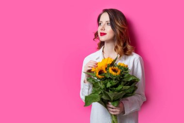 Ayçiçeği ile genç Kızıl saçlı kız portresi