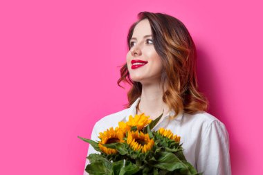 Ayçiçeği ile genç Kızıl saçlı kız portresi