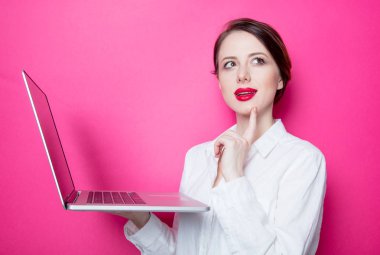 dizüstü bilgisayar ile Kızıl saçlı işkadını 