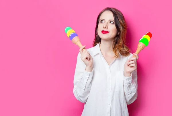 Roodharige meisje met getekende ijsjes — Stockfoto