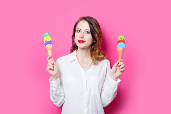 Ragazza dai capelli rossi con gelati disegnati — Foto Stock