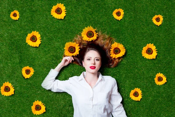 Ritratto di bella ragazza dai capelli rossi con girasoli — Foto Stock