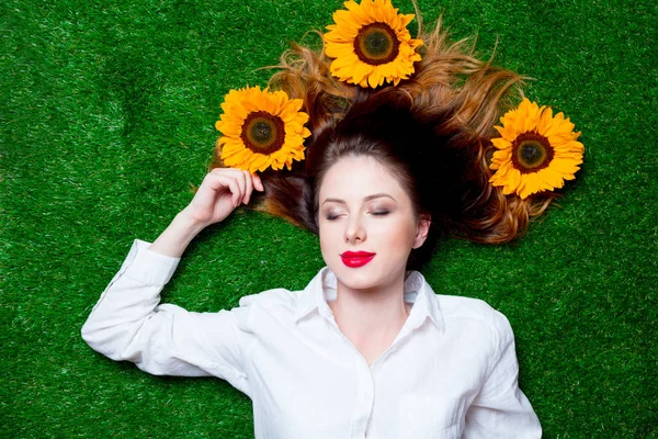 Porträt eines schönen rothaarigen Mädchens mit Sonnenblumen — Stockfoto