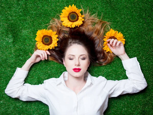 Porträtt av vacker rödhårig flicka med solrosor — Stockfoto