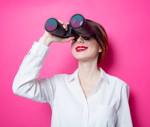 Mooie roodharige zakenvrouw met een verrekijker — Stockfoto