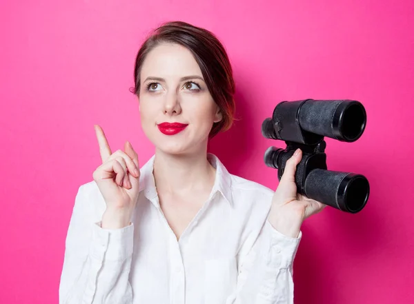 Mulher de negócios ruiva bonita com binóculos — Fotografia de Stock