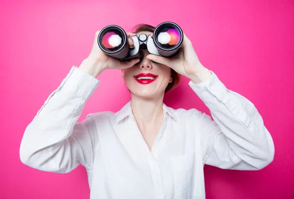 Hermosa mujer de negocios pelirroja con prismáticos — Foto de Stock