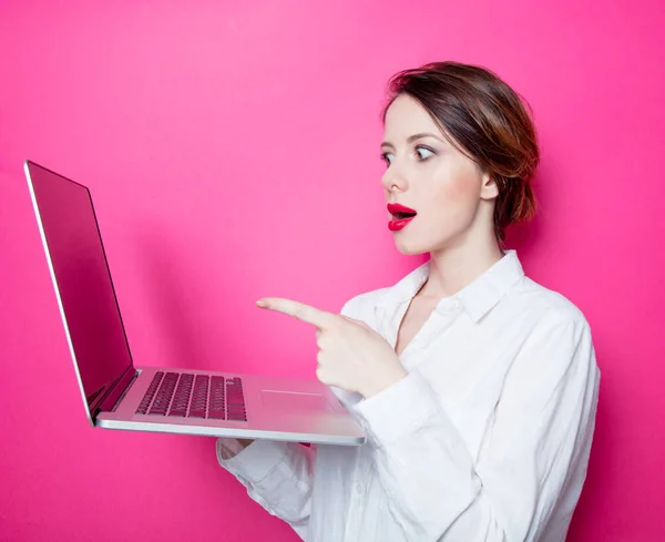 Mulher de negócios ruiva com laptop — Fotografia de Stock