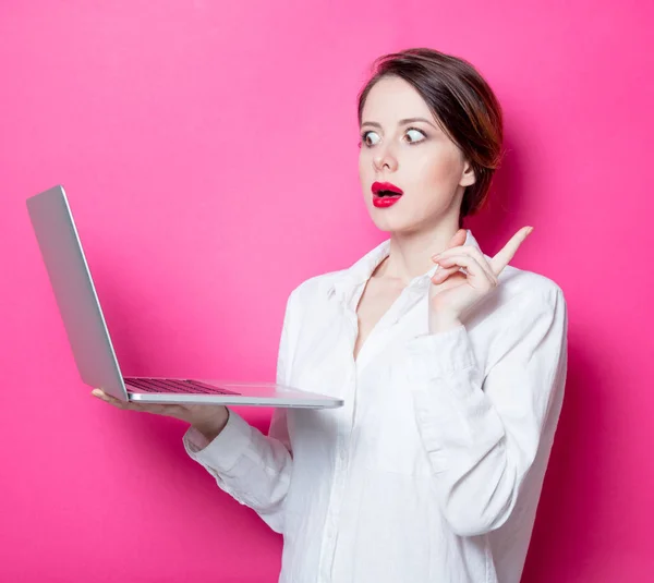 Roodharige zakenvrouw met laptop — Stockfoto