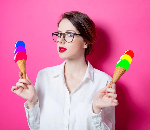 Hermosa mujer de negocios con helados — Foto de Stock