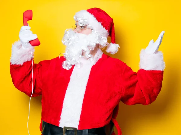 Zábavné Santa Claus drží červené sluchátko — Stock fotografie