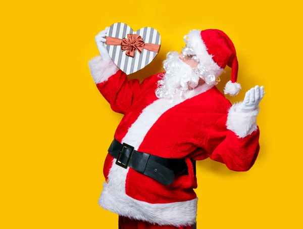 Zábavné Santa Claus drží srdce tvar dárek — Stock fotografie