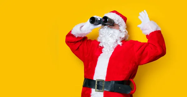 Legrační Santa Claus drží dalekohled — Stock fotografie