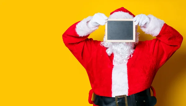 Lustige Weihnachtsmänner mit schwarzer Tafel — Stockfoto