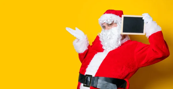 Grappige Kerstman houden zwarte bord — Stockfoto