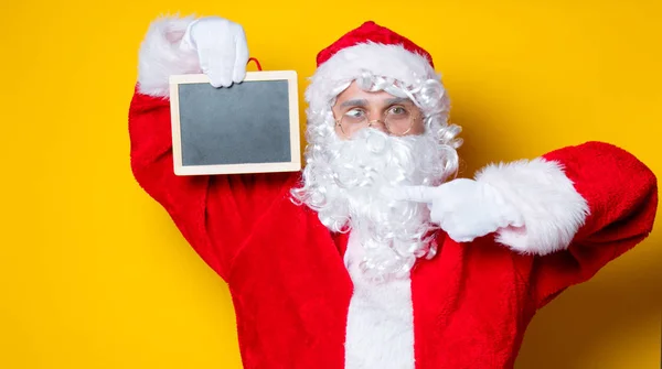 Lustige Weihnachtsmänner mit schwarzer Tafel — Stockfoto