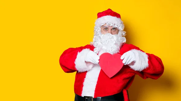 Santa Claus drží srdce tvar dárek — Stock fotografie