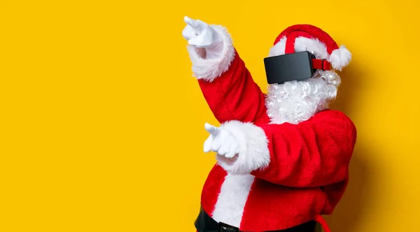 Funny Santa Claus tener una alegría con gafas VR — Foto de Stock