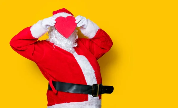 Santa Claus drží srdce tvar dárek — Stock fotografie