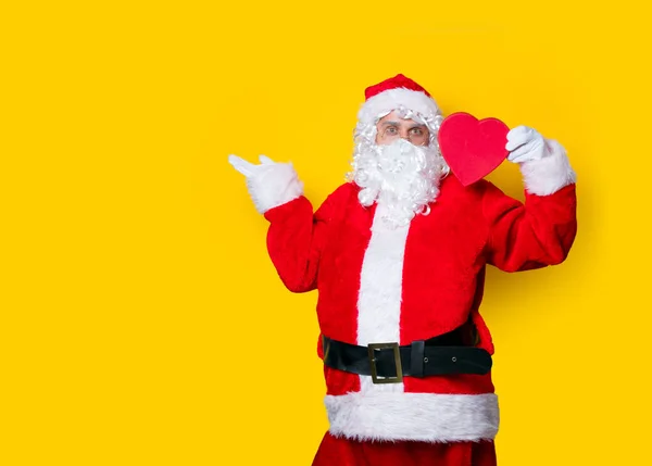 Santa Claus drží srdce tvar dárek — Stock fotografie