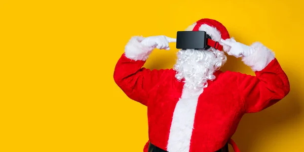 Zábavné Santa Claus mají radost s Vr brýle — Stock fotografie