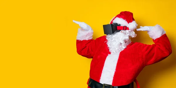 Lustige Weihnachtsmänner haben ihre Freude mit Vr-Gläsern — Stockfoto