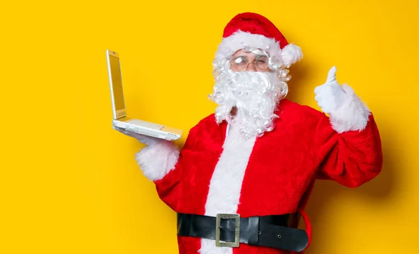 Lustige Weihnachtsmänner haben Spaß mit Laptop — Stockfoto