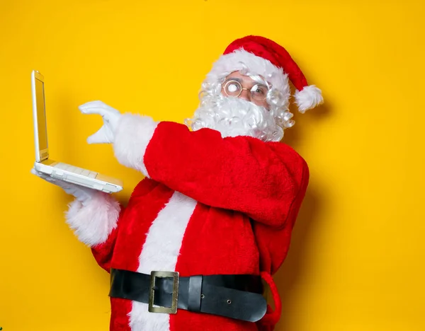 Engraçado Papai Noel se divertir com laptop — Fotografia de Stock