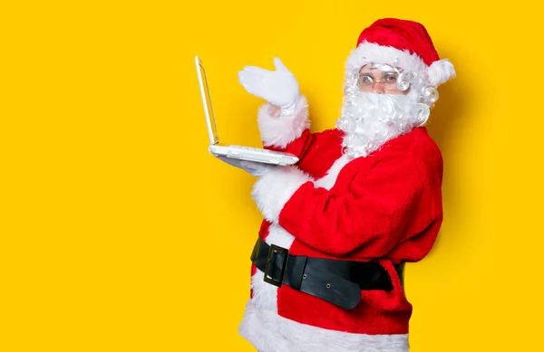 Engraçado Papai Noel se divertir com laptop — Fotografia de Stock