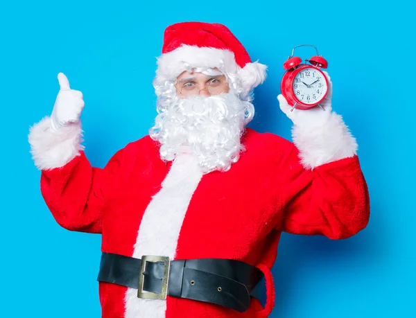 Divertido santa claus tener un divertido wtih reloj despertador —  Fotos de Stock