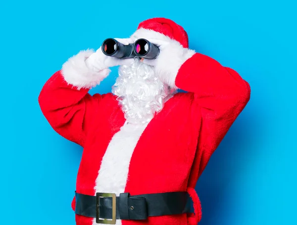 Funny Santa Claus divertirse con binoculares — Foto de Stock