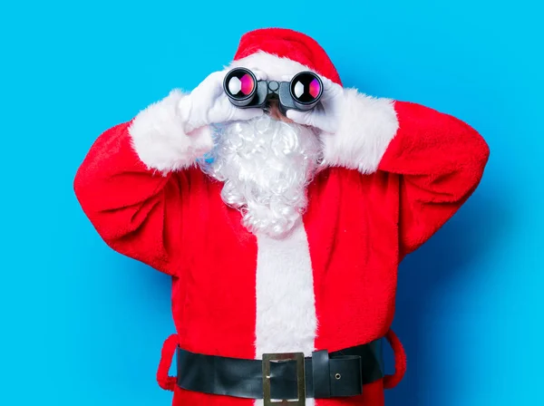 Funny Santa Claus divertirse con binoculares — Foto de Stock