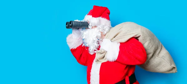 Legrační Santa Claus bavte se s dalekohledem — Stock fotografie