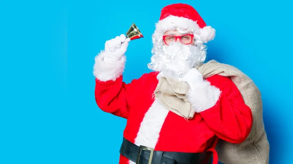 Zábavné Santa Claus bavit se s rolničkou — Stock fotografie