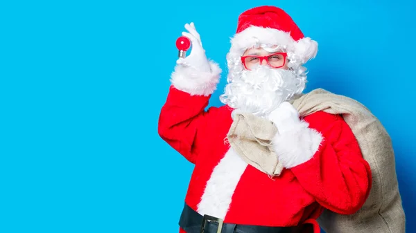 Lustige Weihnachtsmänner haben Spaß mit Glühbirne — Stockfoto