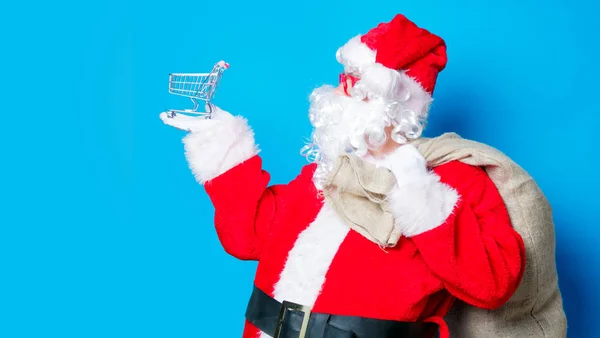 Komik Noel Baba alışveriş arabasıyla eğleniyor. — Stok fotoğraf