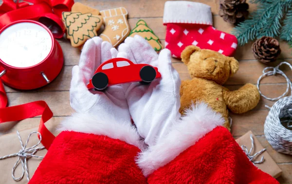 Santa Claus má balicí vánoční hračka auto — Stock fotografie