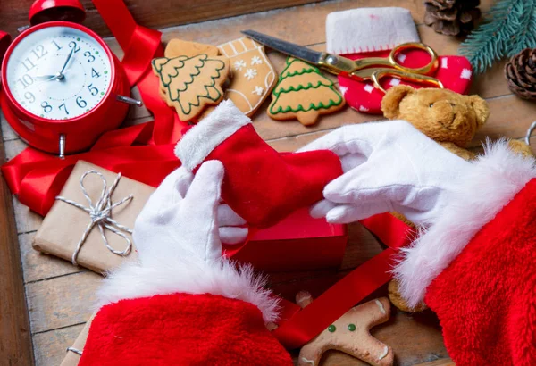 Santa Claus má balicí vánoční ponožka — Stock fotografie