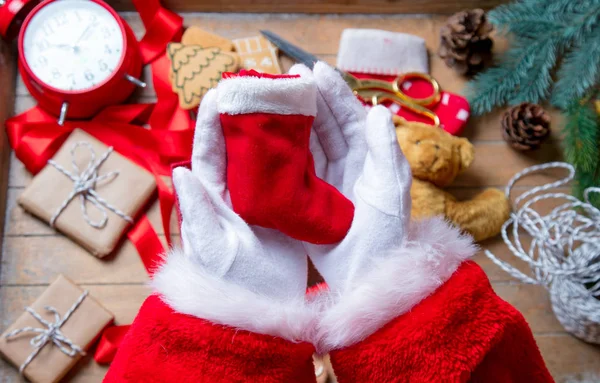 Santa Claus mają Zawijanie skarpety świąteczne — Zdjęcie stockowe