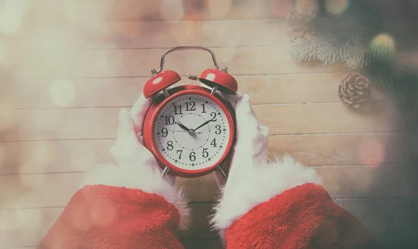 Santa Claus holding Chrstmas väckarklocka — Stockfoto