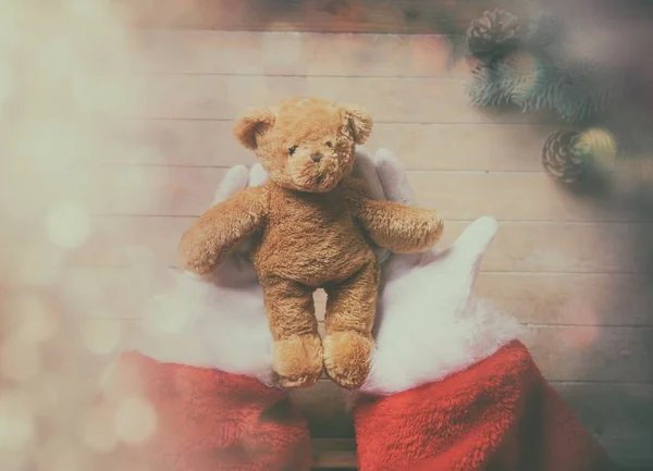 Santa Claus trzyma Miś zabawka — Zdjęcie stockowe