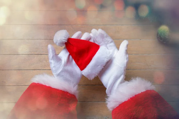 Papá Noel ha envuelto una caja de Navidad —  Fotos de Stock